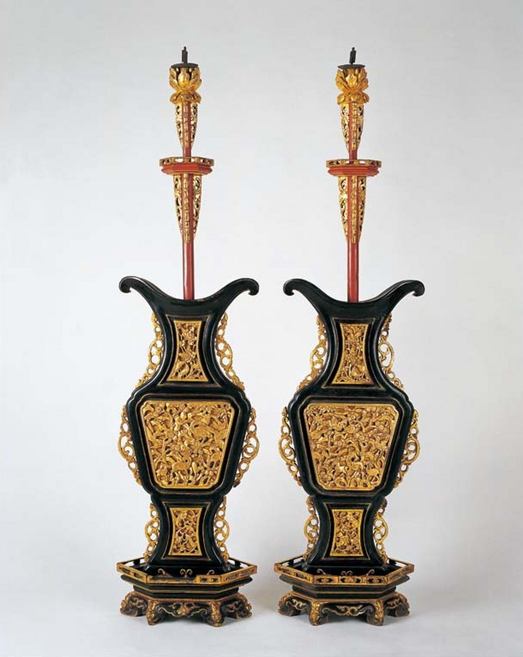 图一:金漆木雕茶橱 图二:清金漆木雕茶橱 图三:清金漆木雕神轿扒 