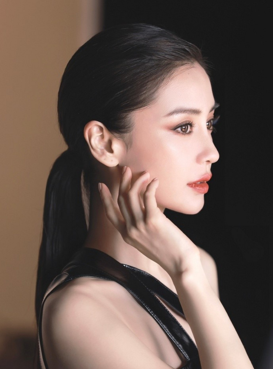 星闻#  7月14日,angelababy在社交平台晒出穿白色比基尼泳装照,身材