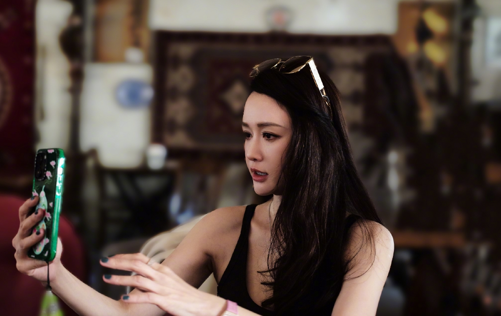 拍个不停的性感女神#陈乔恩# 一袭黑色吊带长裙,雪肤玉貌,气质优雅