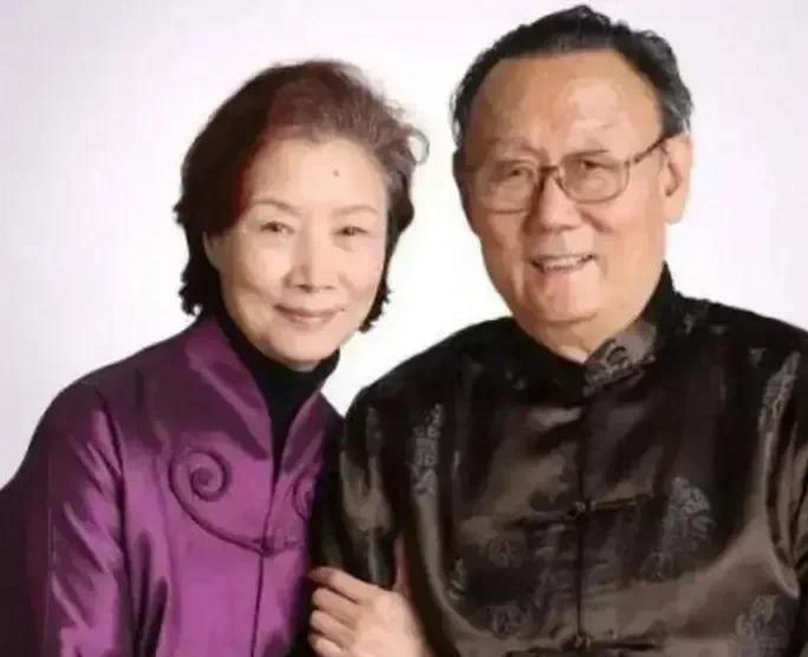 gif创作人# 著名演员吕中的全家福,儿子是导演,儿媳是影后,女儿是