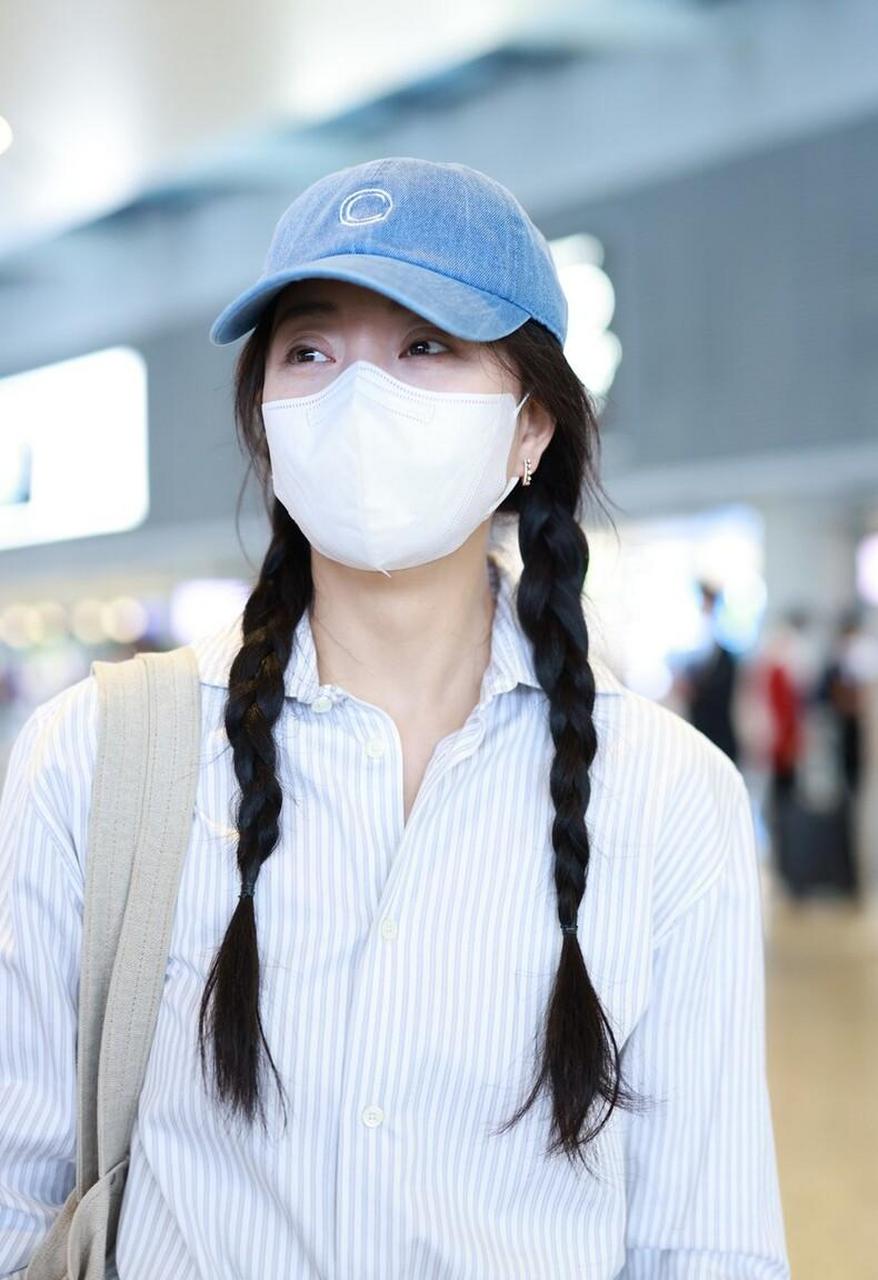 殷桃机场街拍,素颜皮肤状态佳,白衬衫搭配米色阔腿裤,气质不输"小姑娘