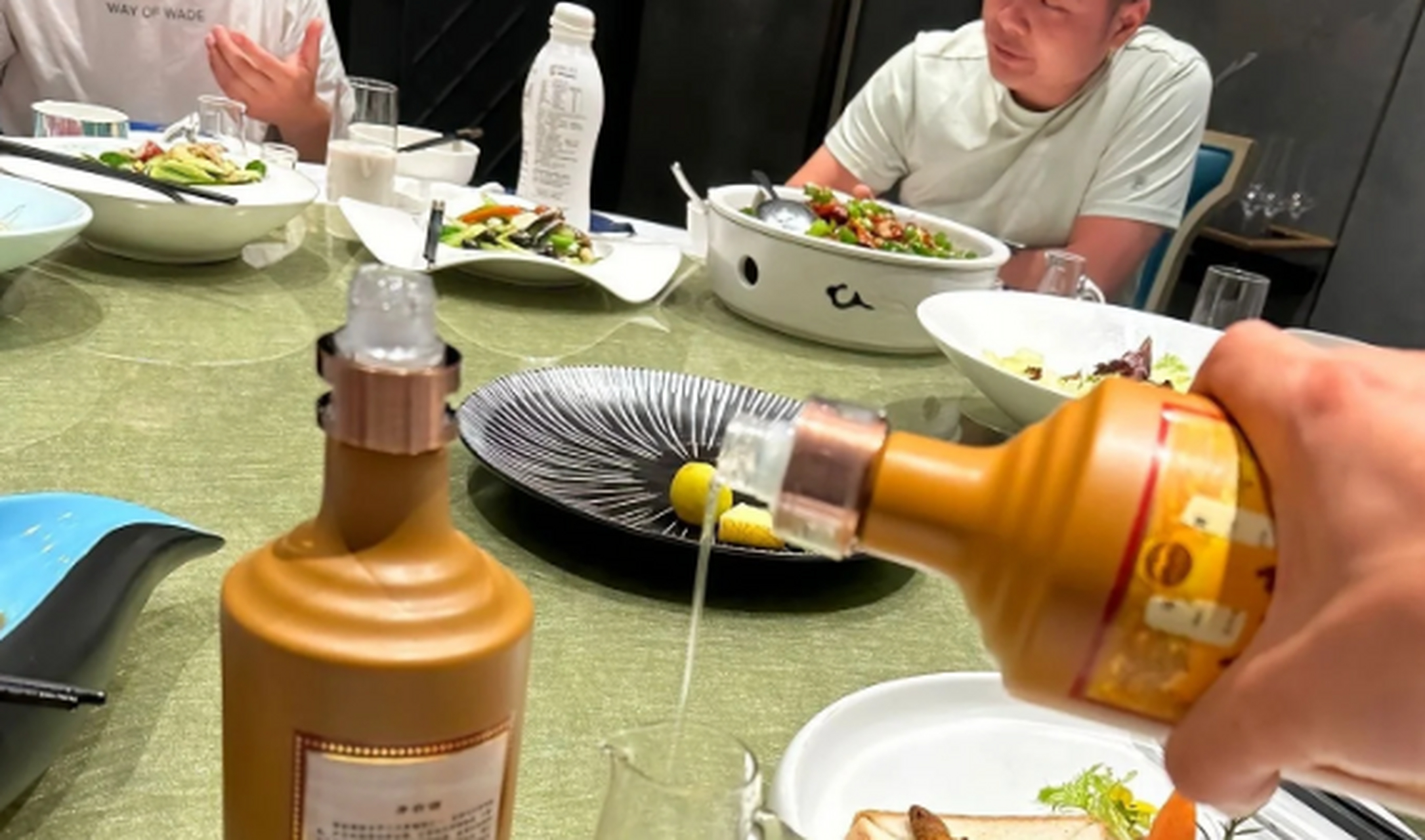 昨天老板叫住我,让我陪他去参加饭局,饭桌上整条鱼没动,领导要我打包