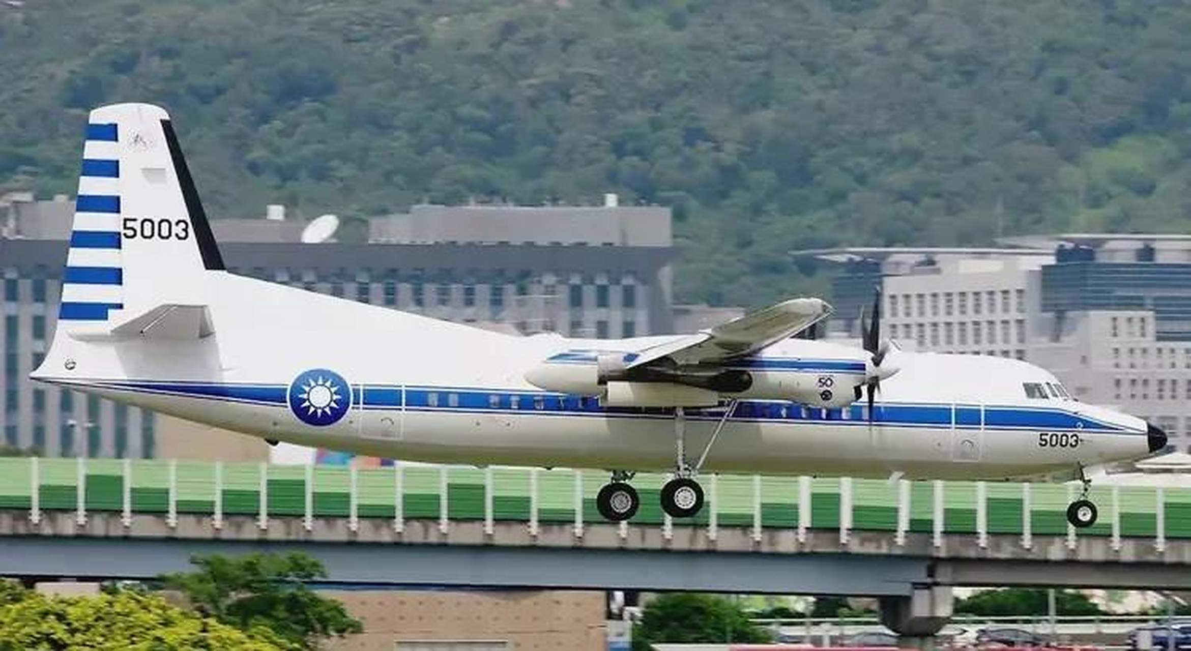 据台海监测网发布消息,今日凌晨,一架台湾省福克50型飞机从台北起飞