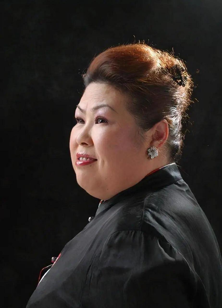 58岁的富婆专业户董立范至今还没人敢取,只谈过一次恋爱却被骗