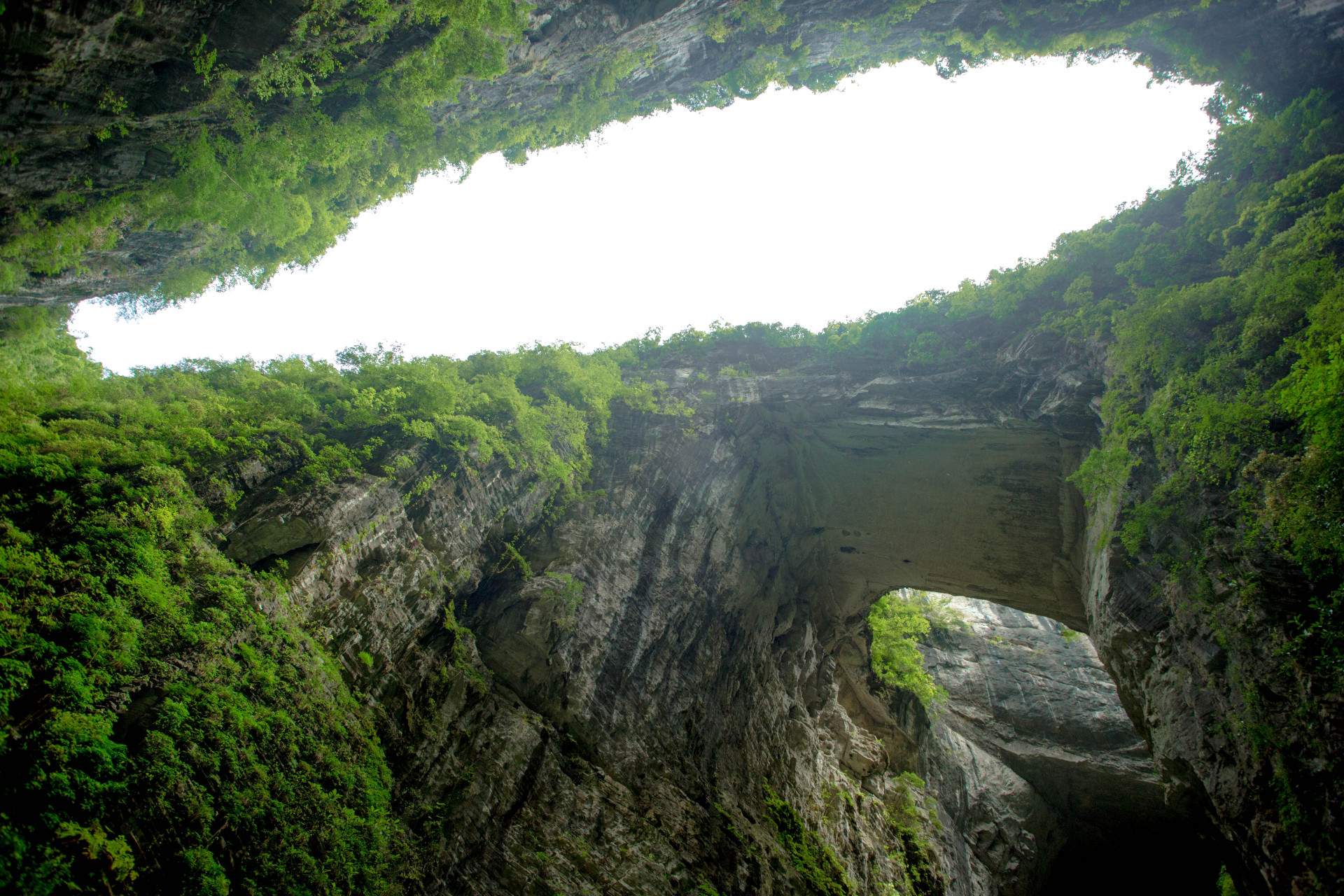 蒲花暗河是位于中国重庆市黔江区蒲花河濯水段,暗河部分长约2公里