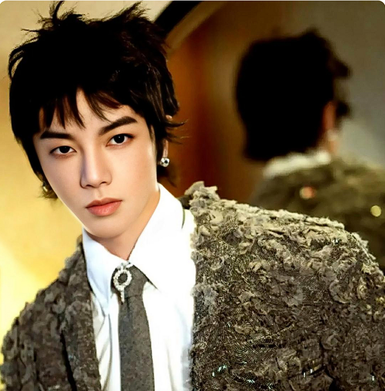 出道10年,华晨宇在事业和爱情上都有些很大的变化,尤其在颜值方面