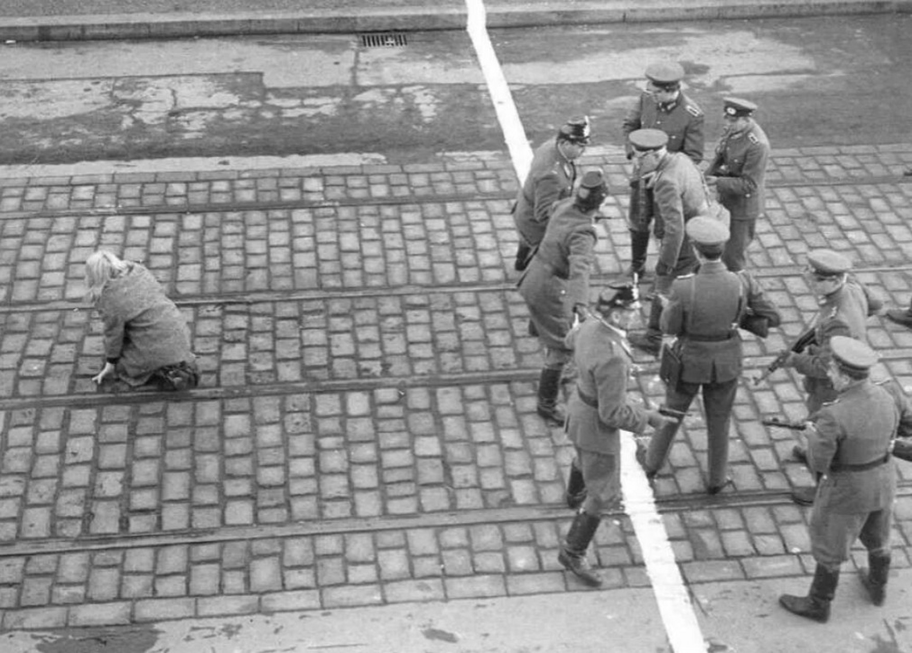 【老照片:西德警察手拉手保护东德女孩】1955年,一名东德女孩刚刚冲过