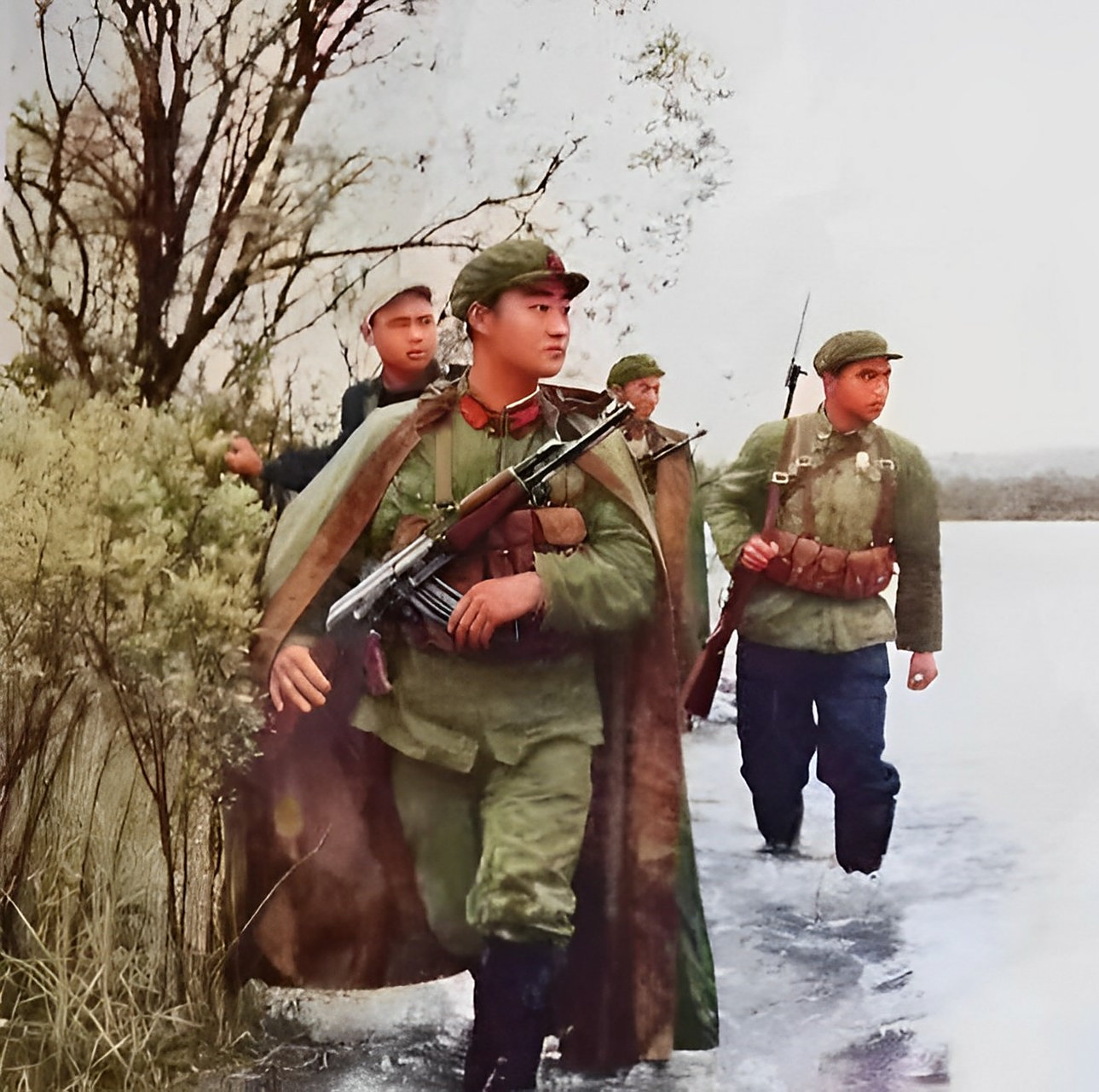 历史老照片: 1969年,中国人民解放军边防军阴沉地看着苏联人从黑龙江