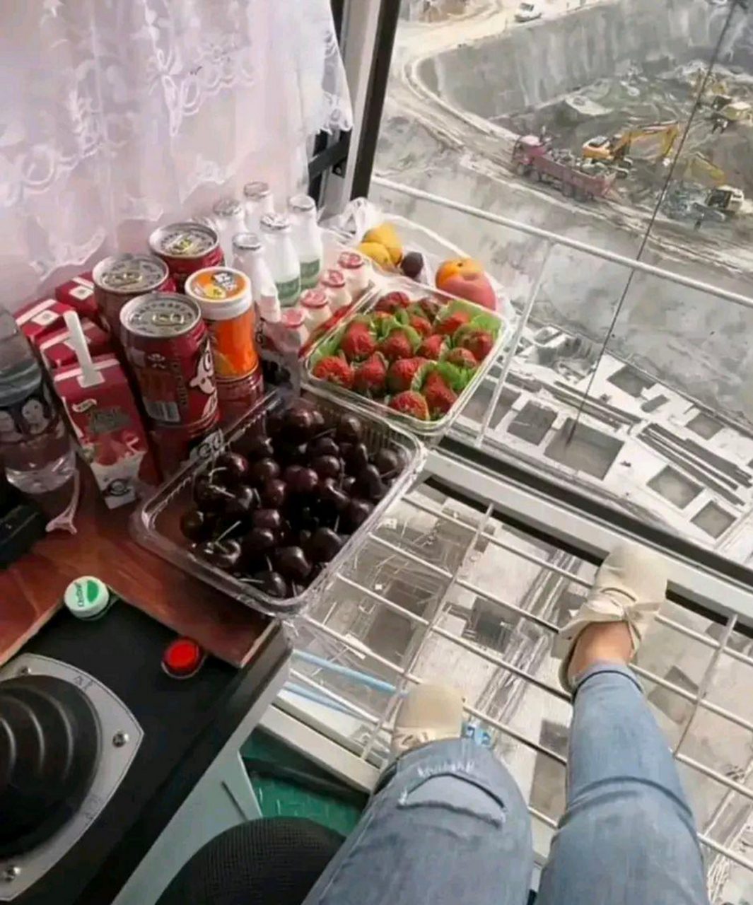 为什么还有女人开塔吊,她们怎么上厕所?