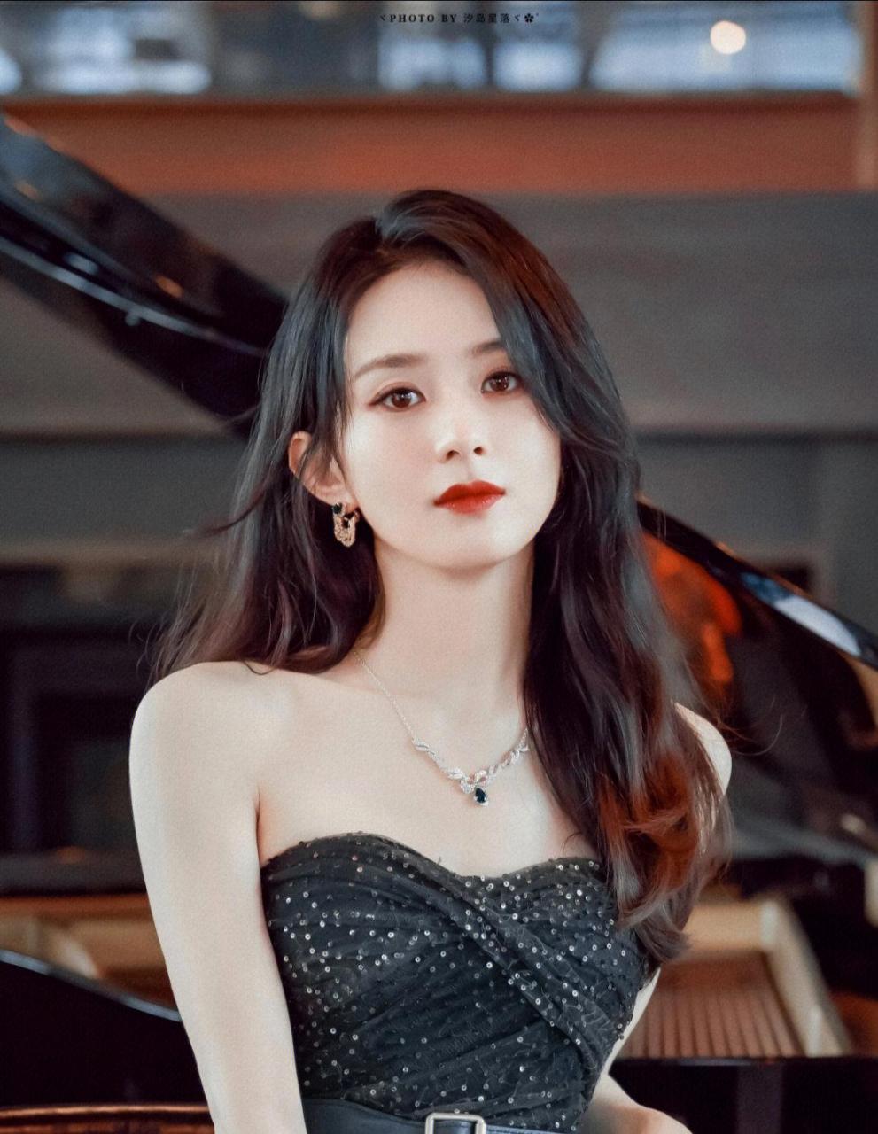 赵丽颖应该是最受男性明星欢迎的吧,因为朱一龙看着她时,嘴角总是挂着