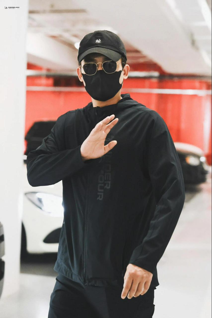 欧豪机场私服同款穿搭 穿搭公式:棒球帽搭配墨镜黑色运动夹克搭配同色