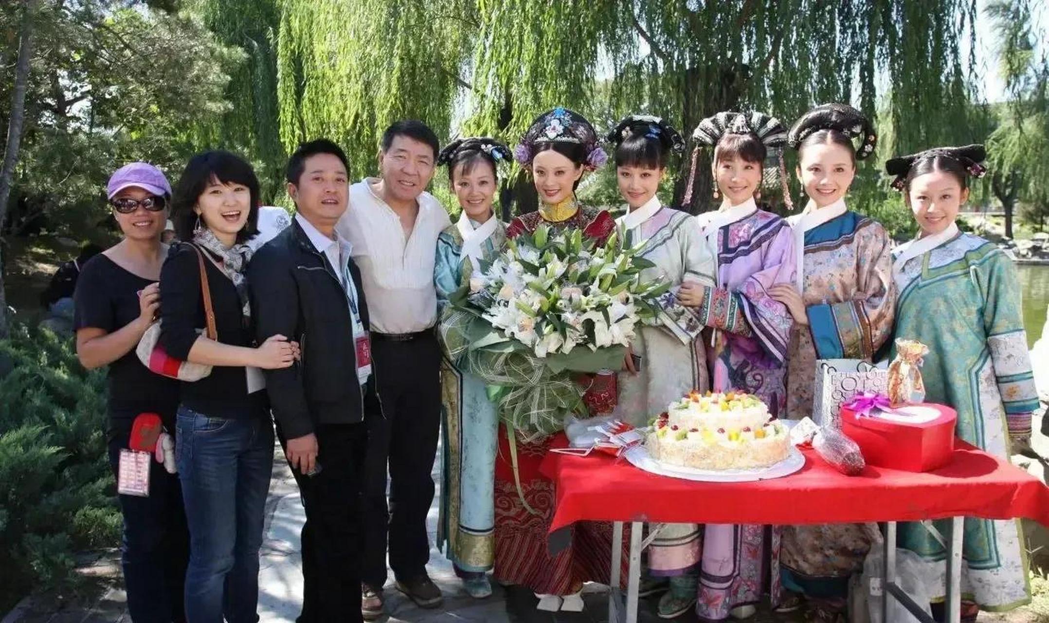 gif创作人# 槿汐姑姑晒出的甄嬛传幕后花絮照,你怀不怀念?