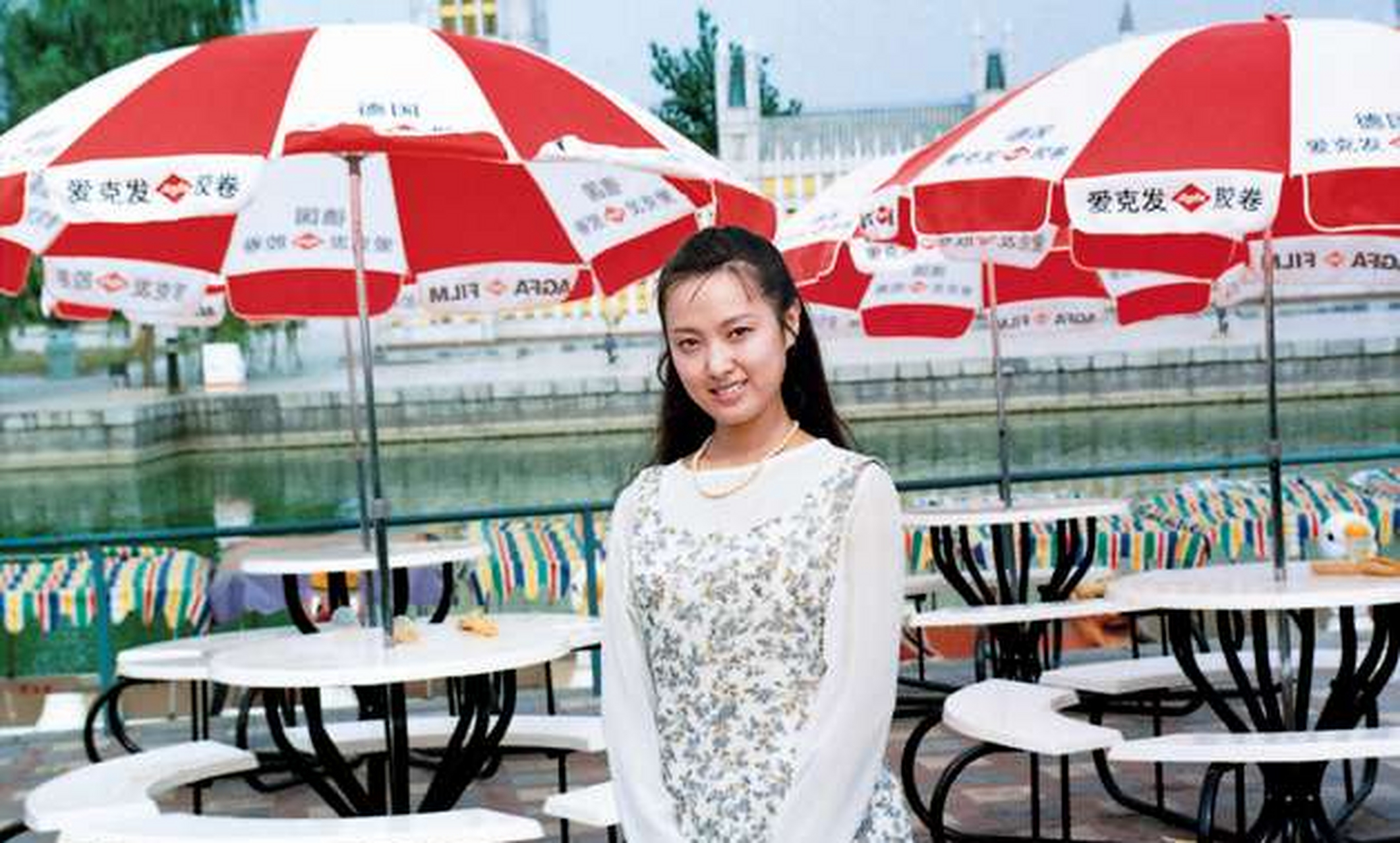 《红楼梦》剧组还专门找了一位和陈晓旭很像的演员,她的名字叫程荣