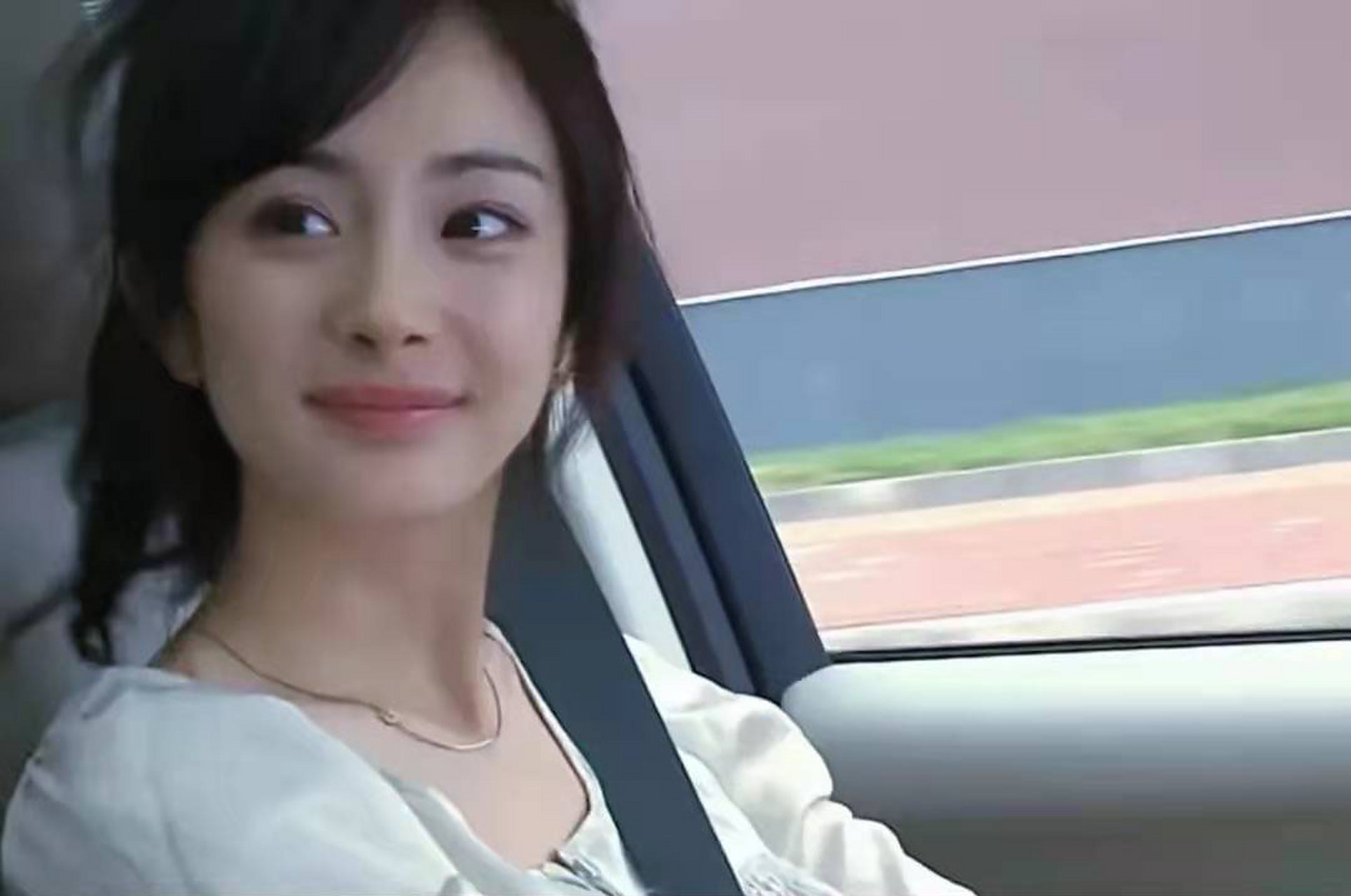 杨幂# 杨幂开车的照片,一看就是新手!