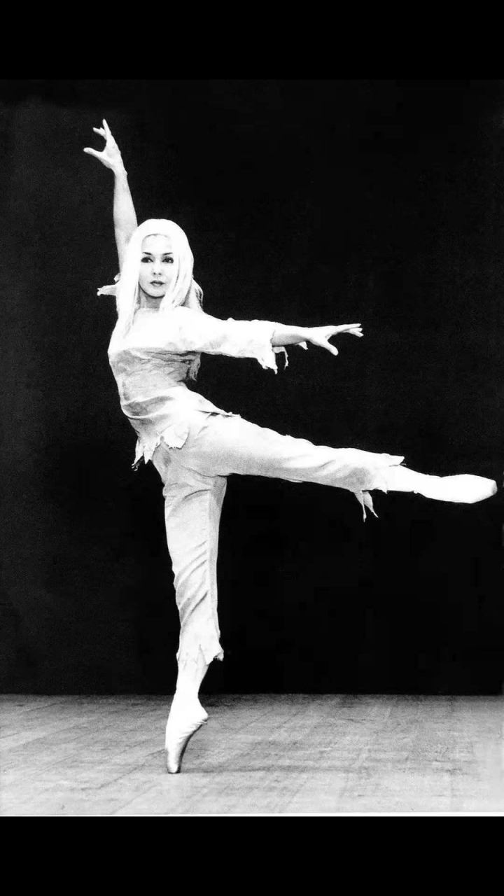 gif创作人# 近日,媒体报道日本芭蕾演员松山树子逝世,享年98岁.