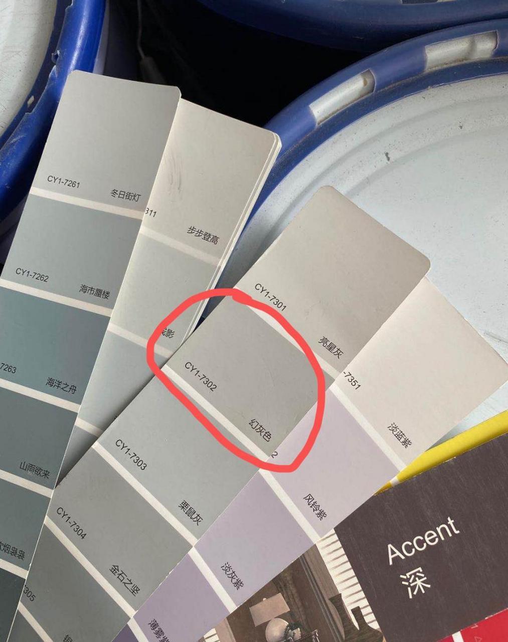 家里客厅电视背景墙选择刷了灰蓝色的乳胶漆,非常漂亮,而且效果非常