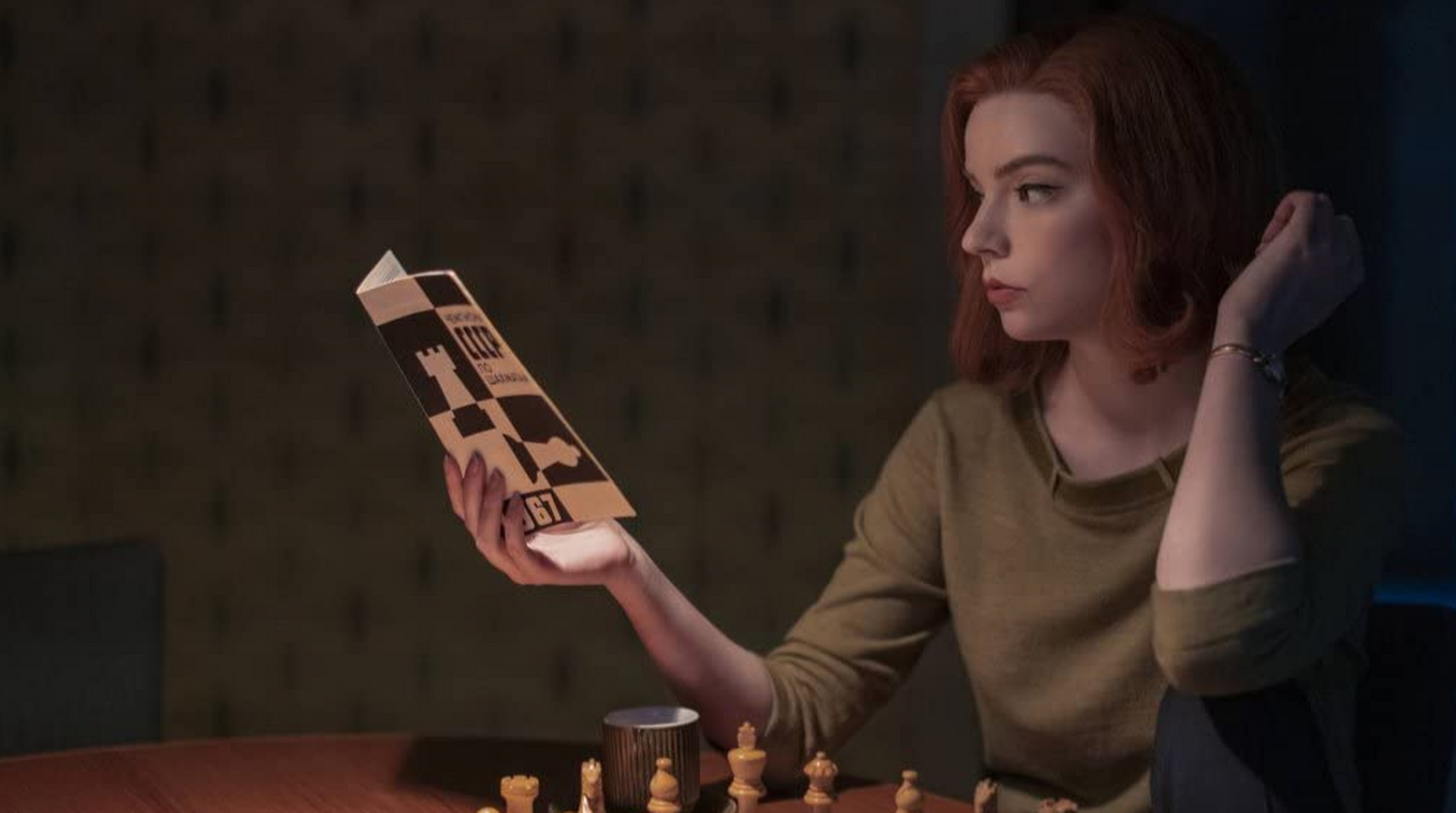 9岁的孤儿贝丝·哈蒙发现了自己在国际象棋方面的惊人天赋,但在男性