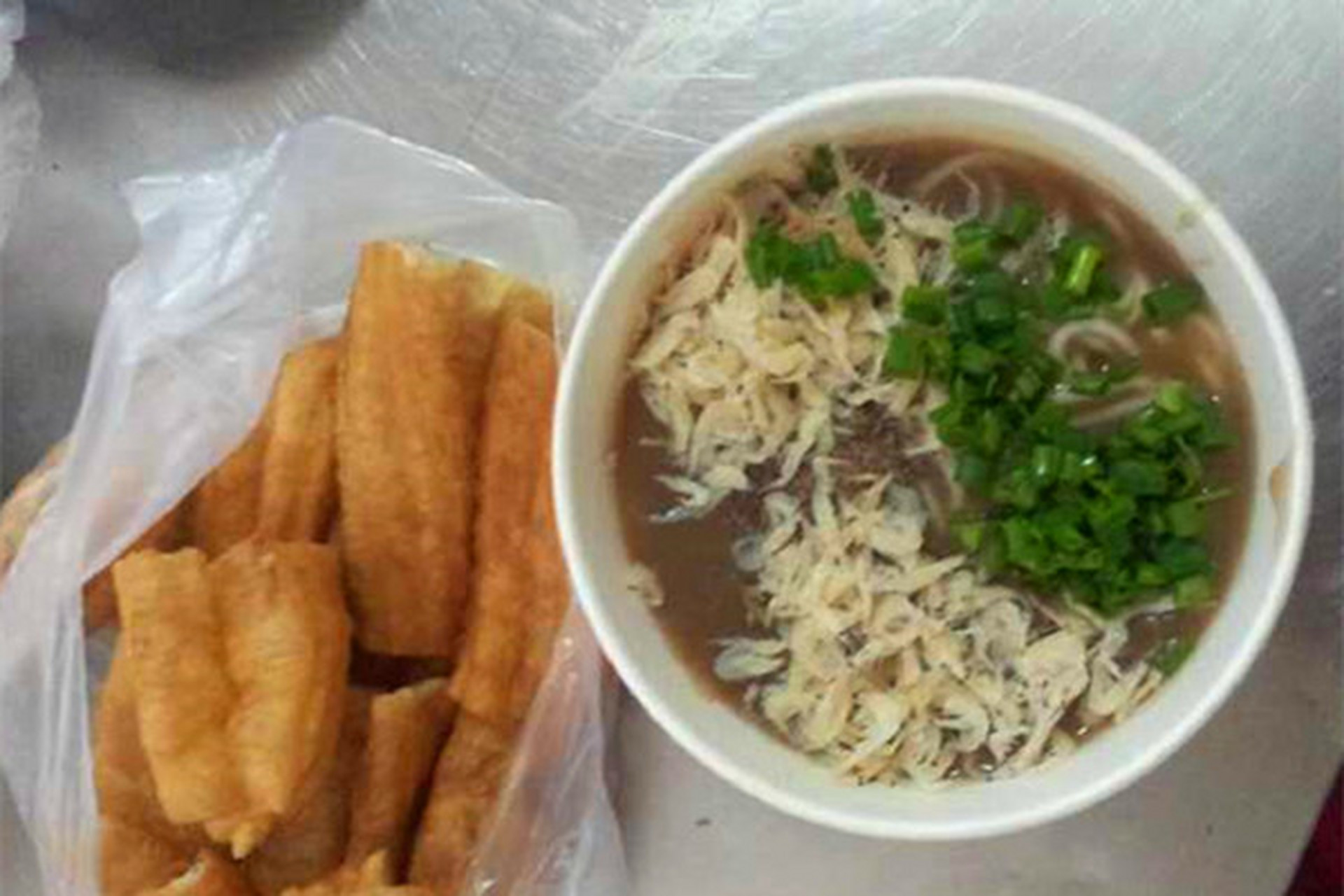 武汉田启恒糊汤粉馆坐落于汉口花楼街,其制作的糊汤粉风味独特,糊汤微