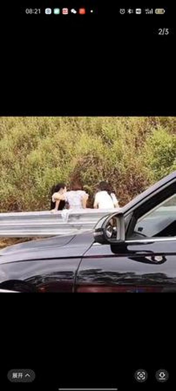 《女子高速公路内急》 恰逢高速堵车, 内急怎办?