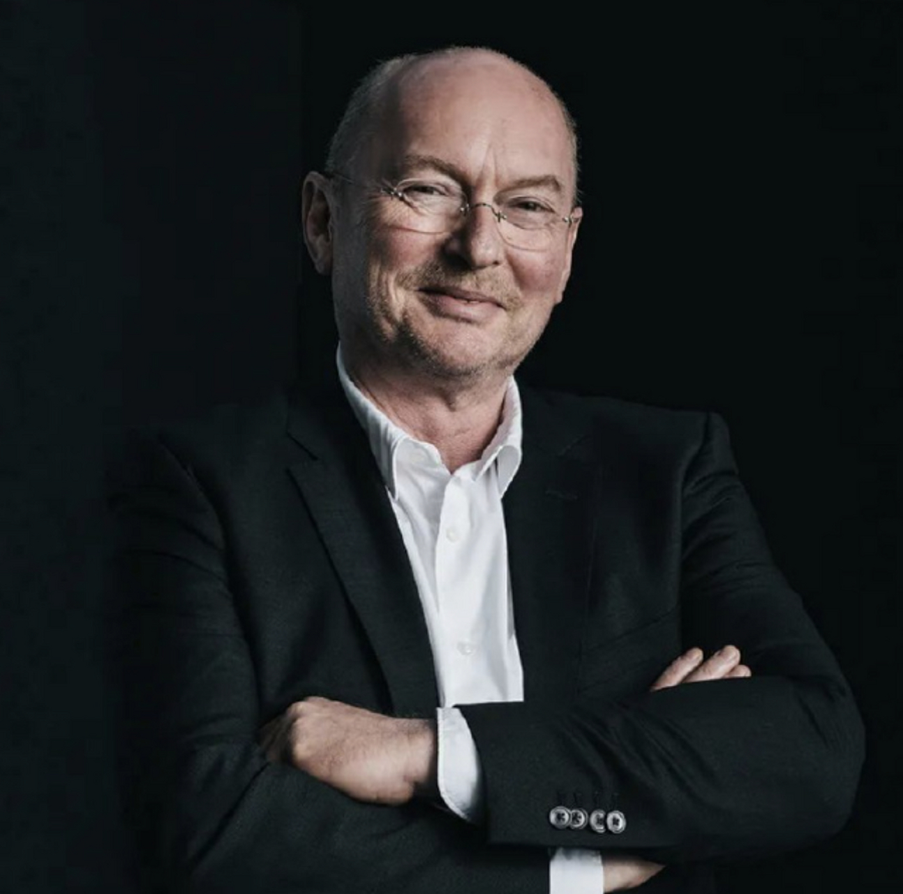 【法拉第未来全球ceo换人,贾跃亭承诺用50%工资购买公司股票】 据it之