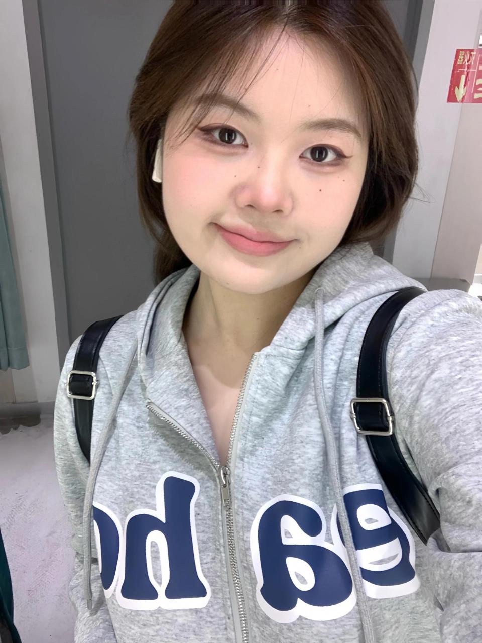 微胖女孩ootd韩系女高中生 灰色卫衣在韩系女孩的衣柜永不缺席