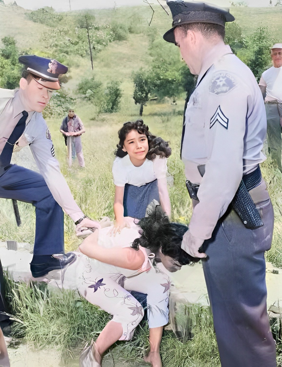 在美国洛杉矶医院附近的拆迁现场,白人警察一直看不惯这些墨西哥移民