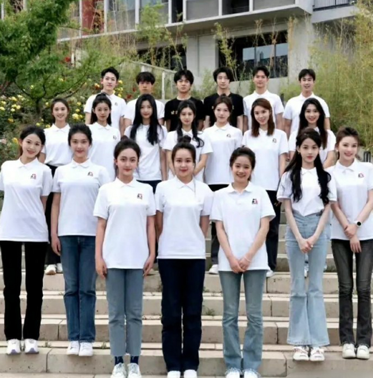 北电这个班合影颜值挺高的,都是未来当大明星的料. 676767