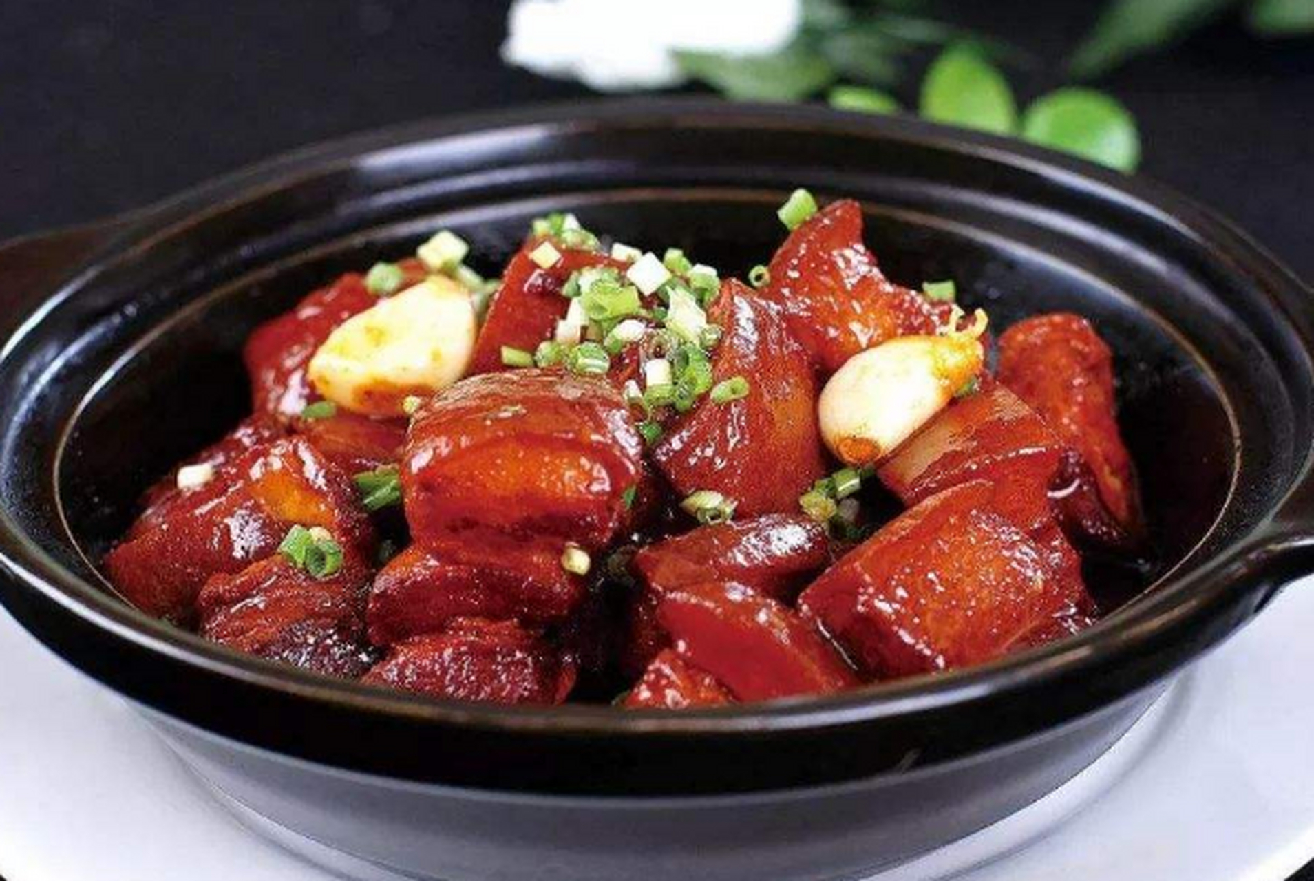 毛氏红烧肉是湖南省的一道传统美食,它在基础的红烧肉做法上加入了