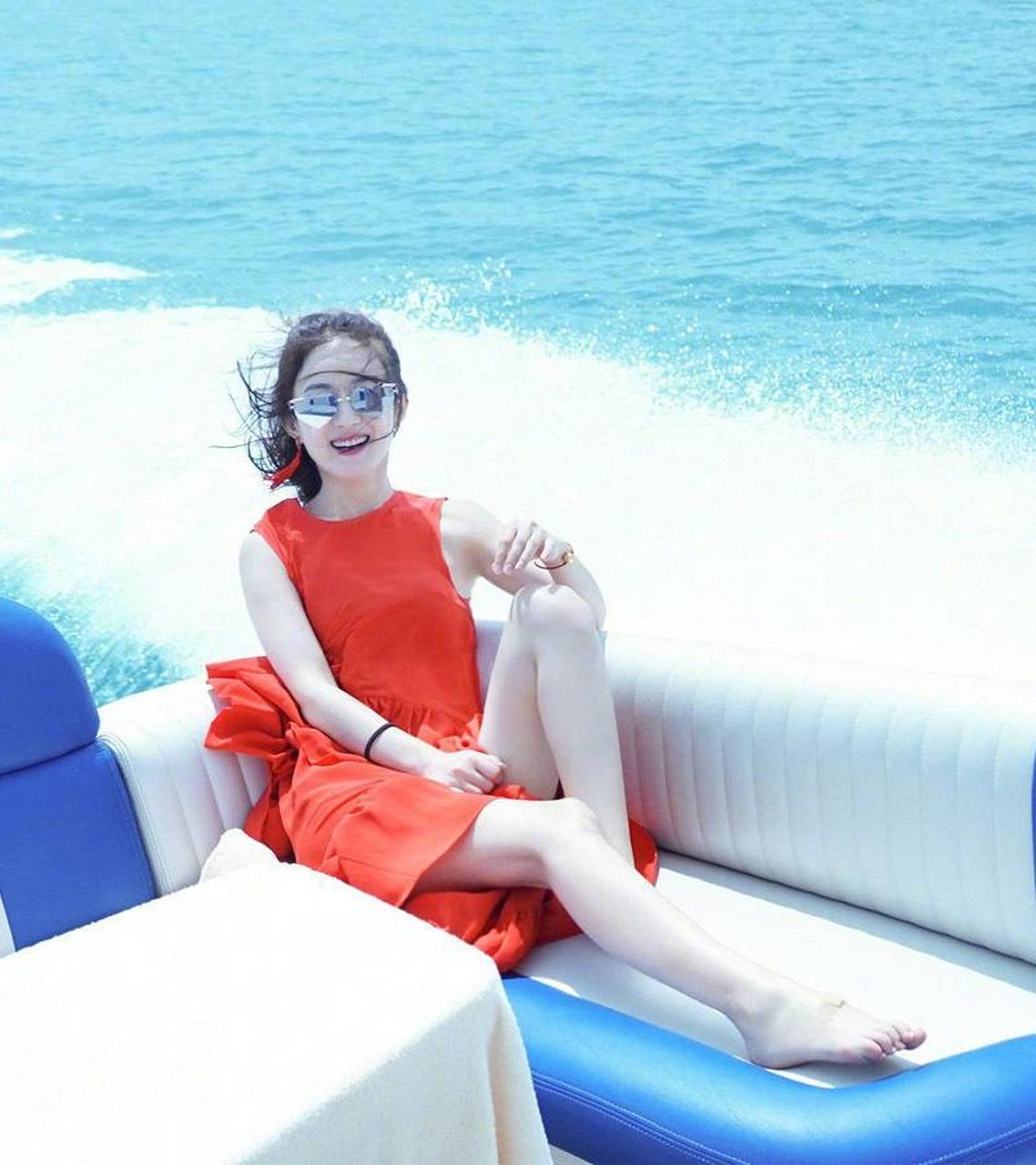 赵丽颖海边写真,一身红衣笑容甜美动人,越看越迷人