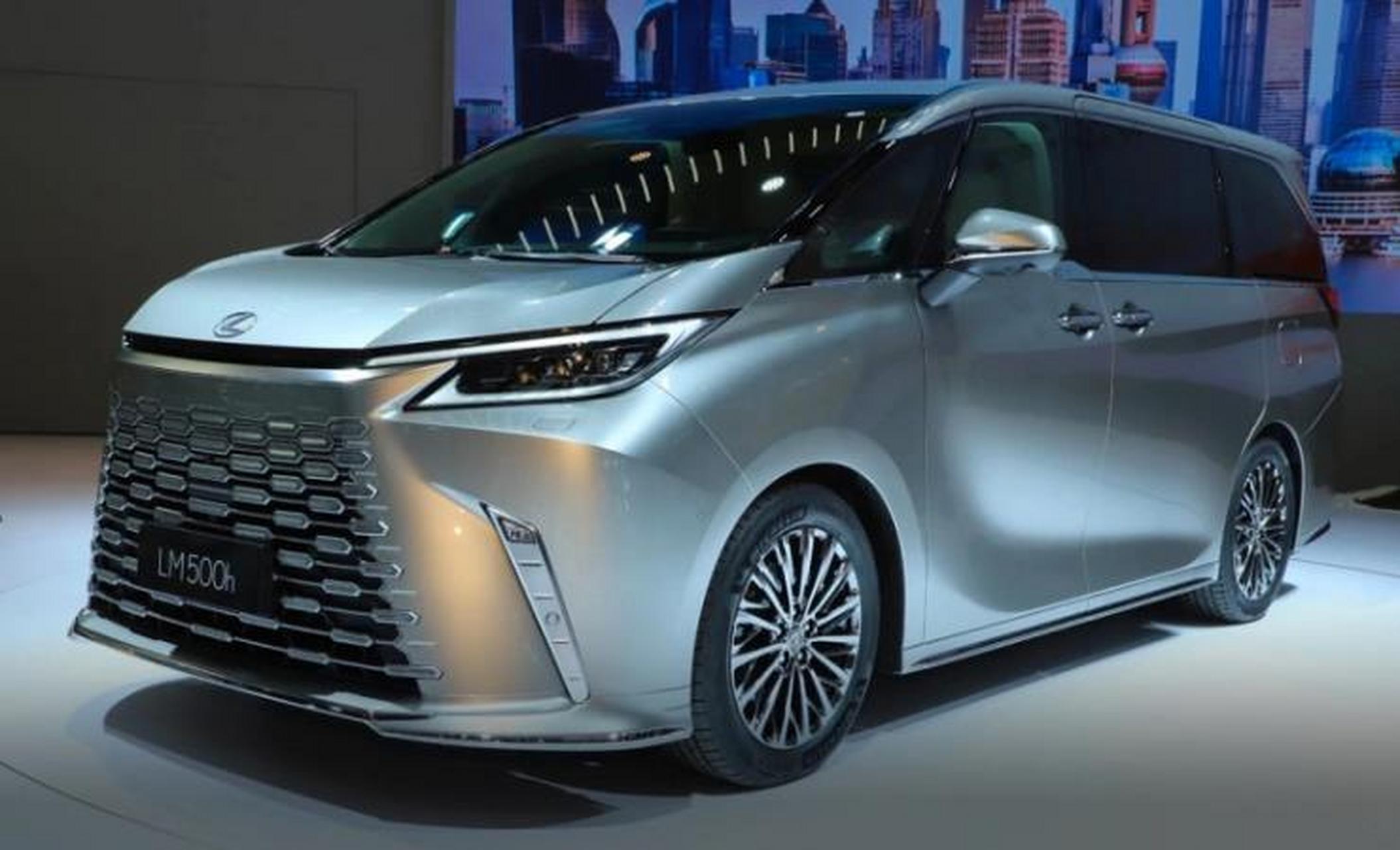 在2023广州国际车展中,雷克萨斯lm 500h六座和四座版上市,售价分别