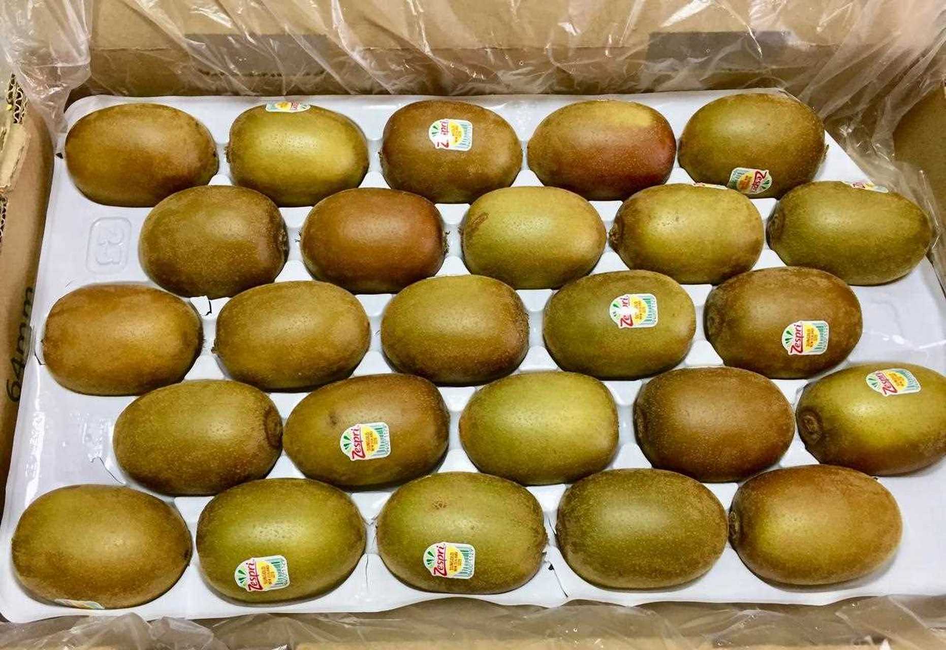 快递送上来一纸盒箱,打开一看是一盒包装很像样的猕猴桃