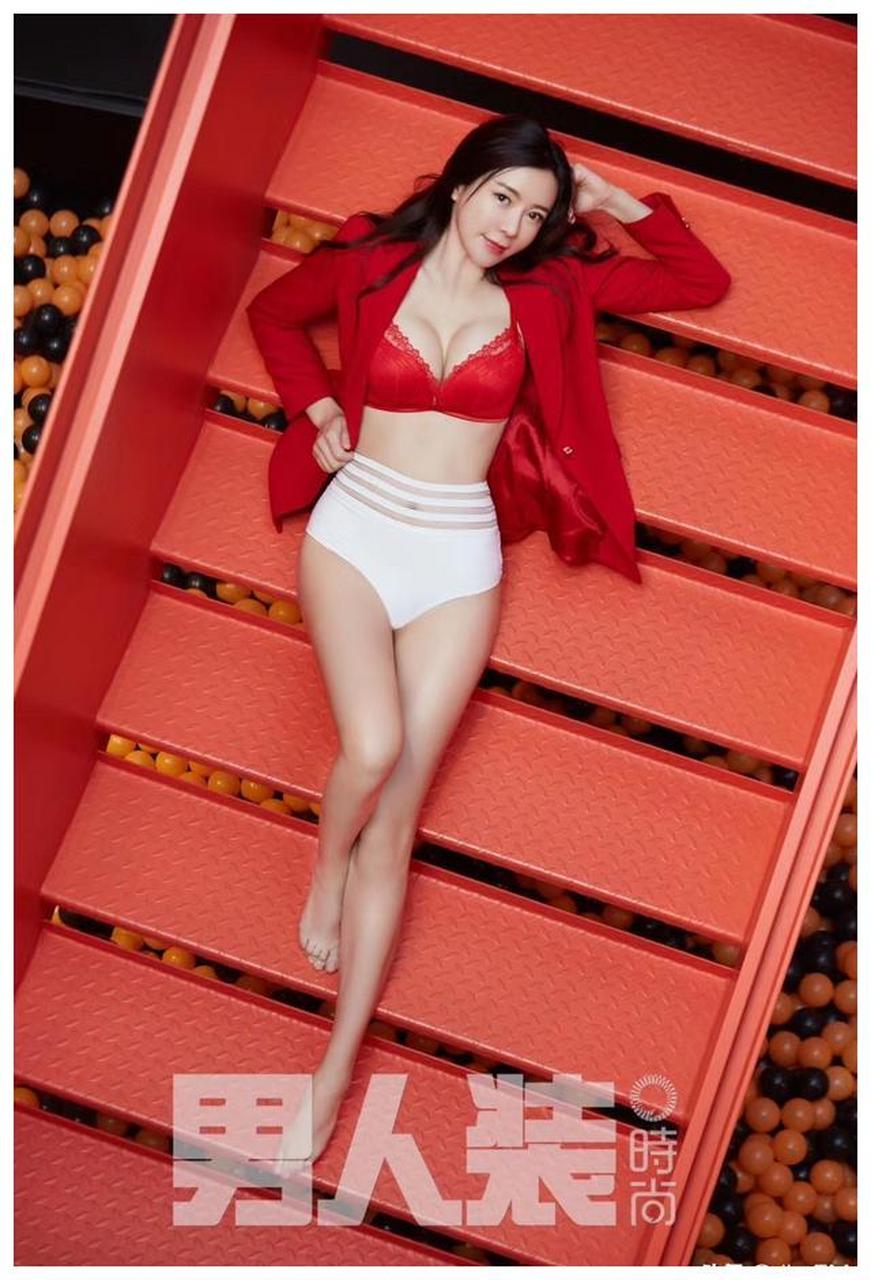 性感女神周韦彤登上《男人装》,傲人的身材,少女的脸庞
