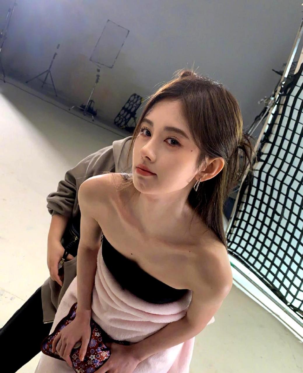 鞠婧祎在微博上分享了一组日常随拍美照,她身穿黑色抹胸裙,对着镜子