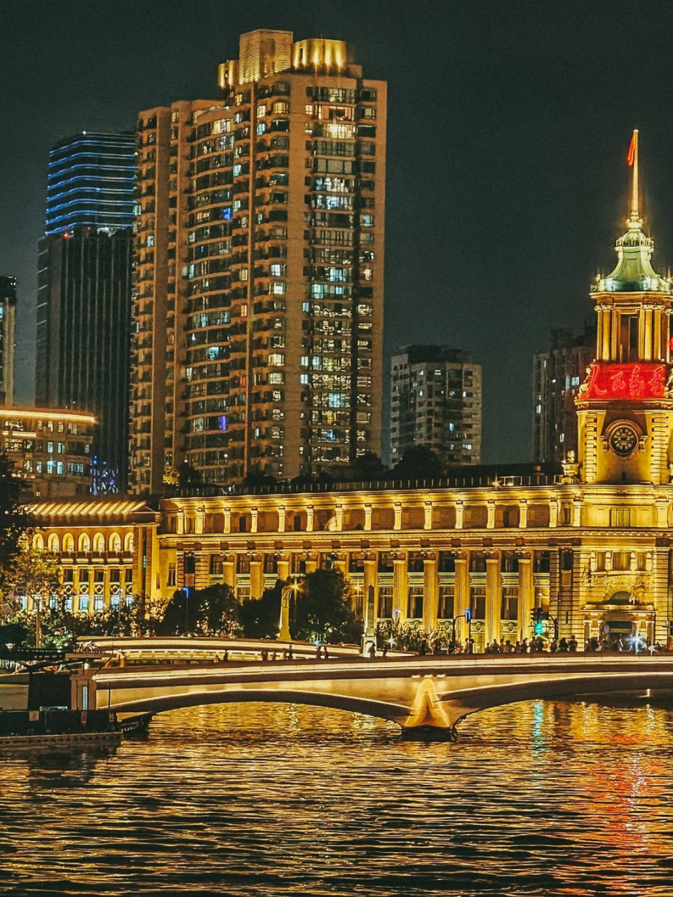 夜色正浓,【外白渡桥】穿上了红色的外衣  北外滩滨江的夜景简直太美