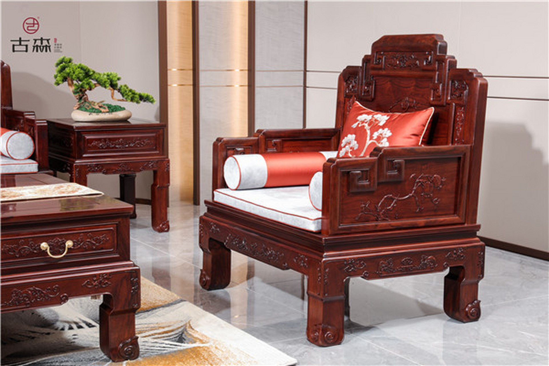 古森红木《国宾沙发》由7件家具组成,包含三人位沙发1件,双人位沙发1