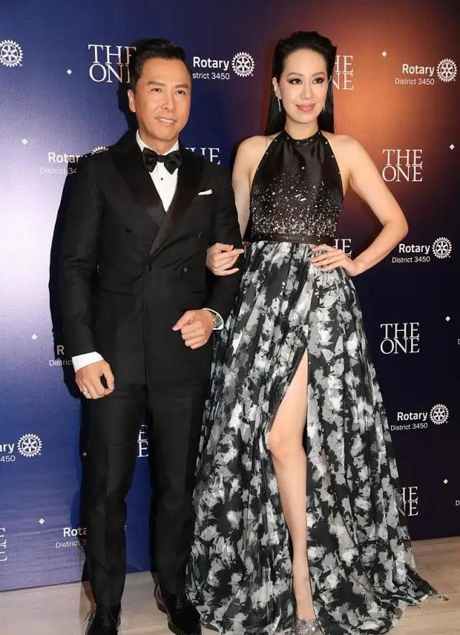 甄子丹的媳妇为了美也是拼了,把肉都挤上面了,看着都勒得慌