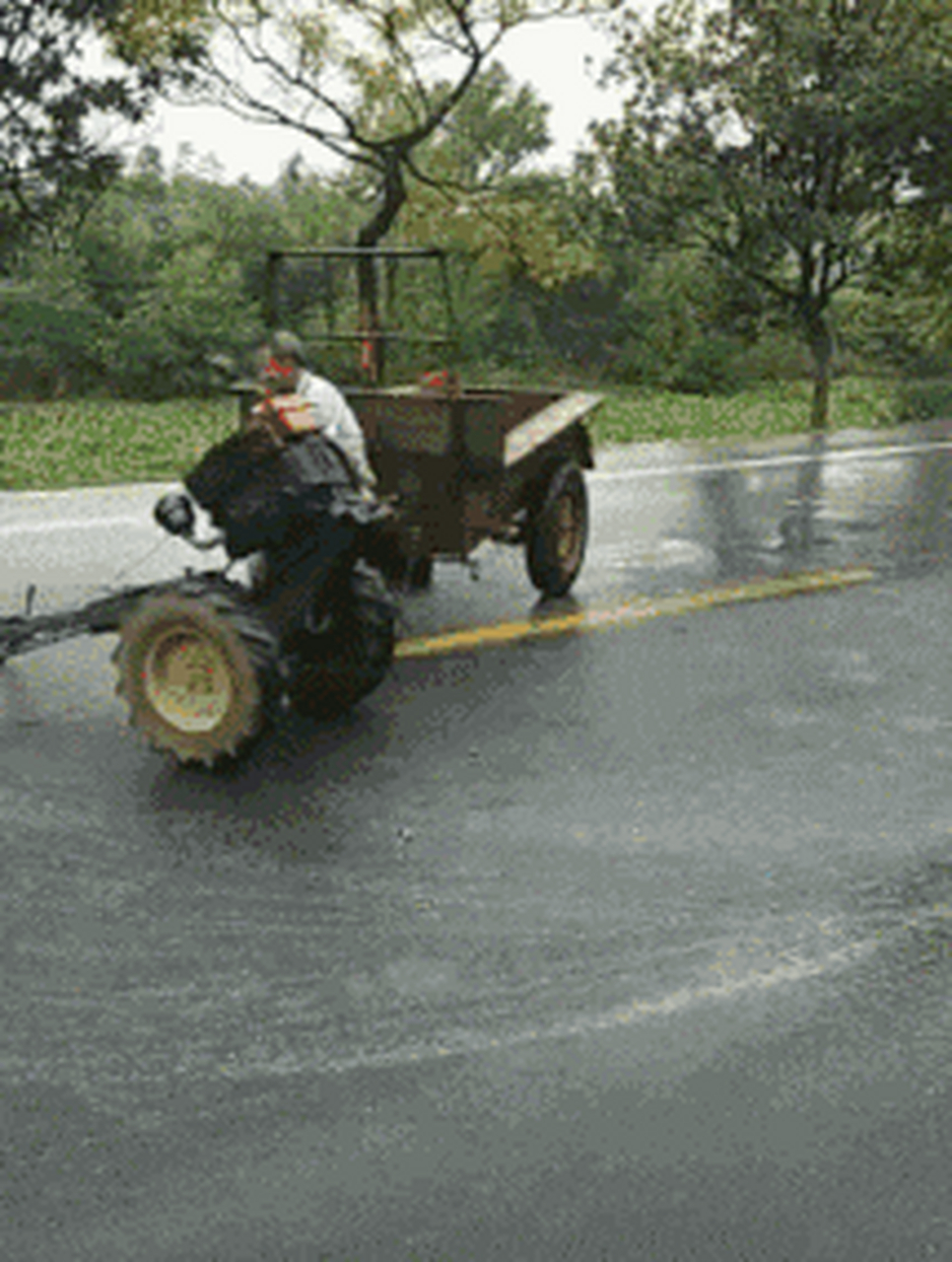 搞笑gif动图:搞笑第二张,这手扶拖拉机不想停下来