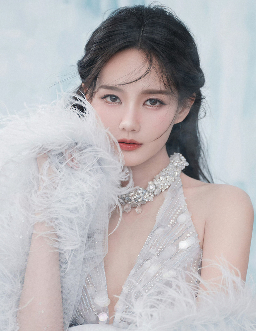 李一桐身着ivan yong2024定制礼服,雪精灵妆造77闪钻挂脖长裙,羽毛