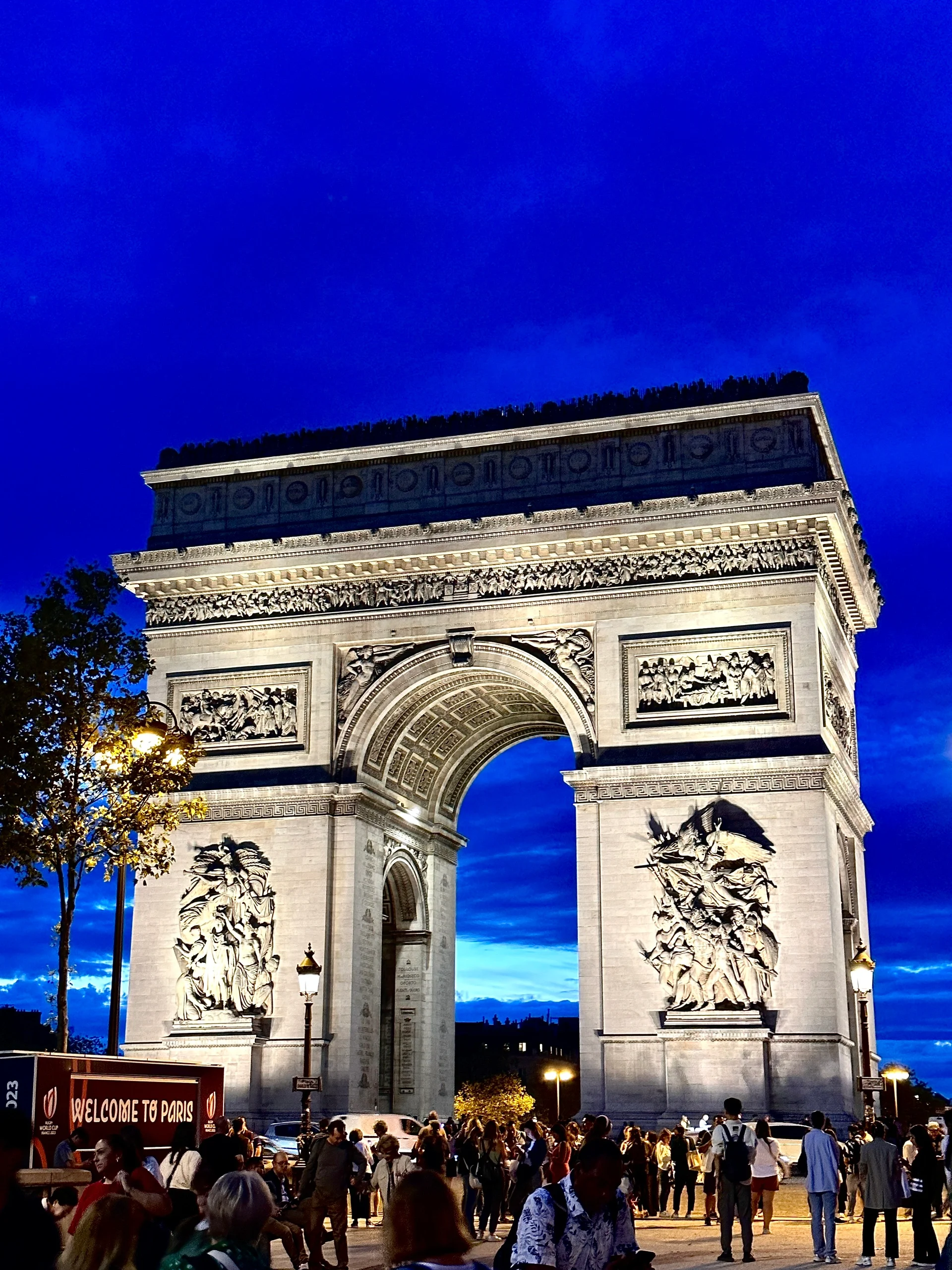 在凯旋门的脚下,用胶片相机捕捉定格自己的美丽瞬间