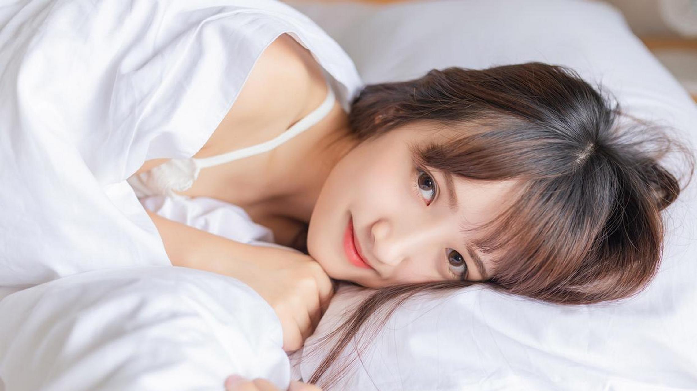 清纯可爱少女的白色连衣吊带裙写真,美不美?