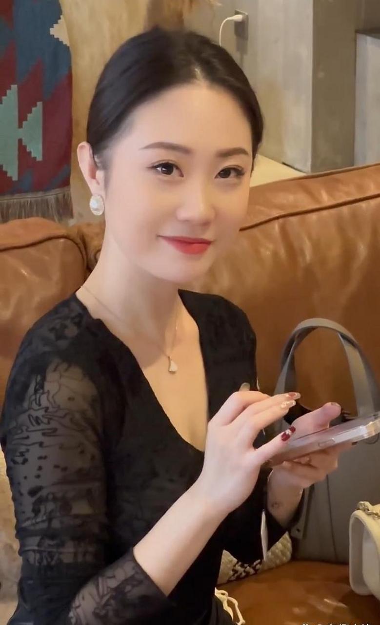 两位白裙礼仪小姐姐