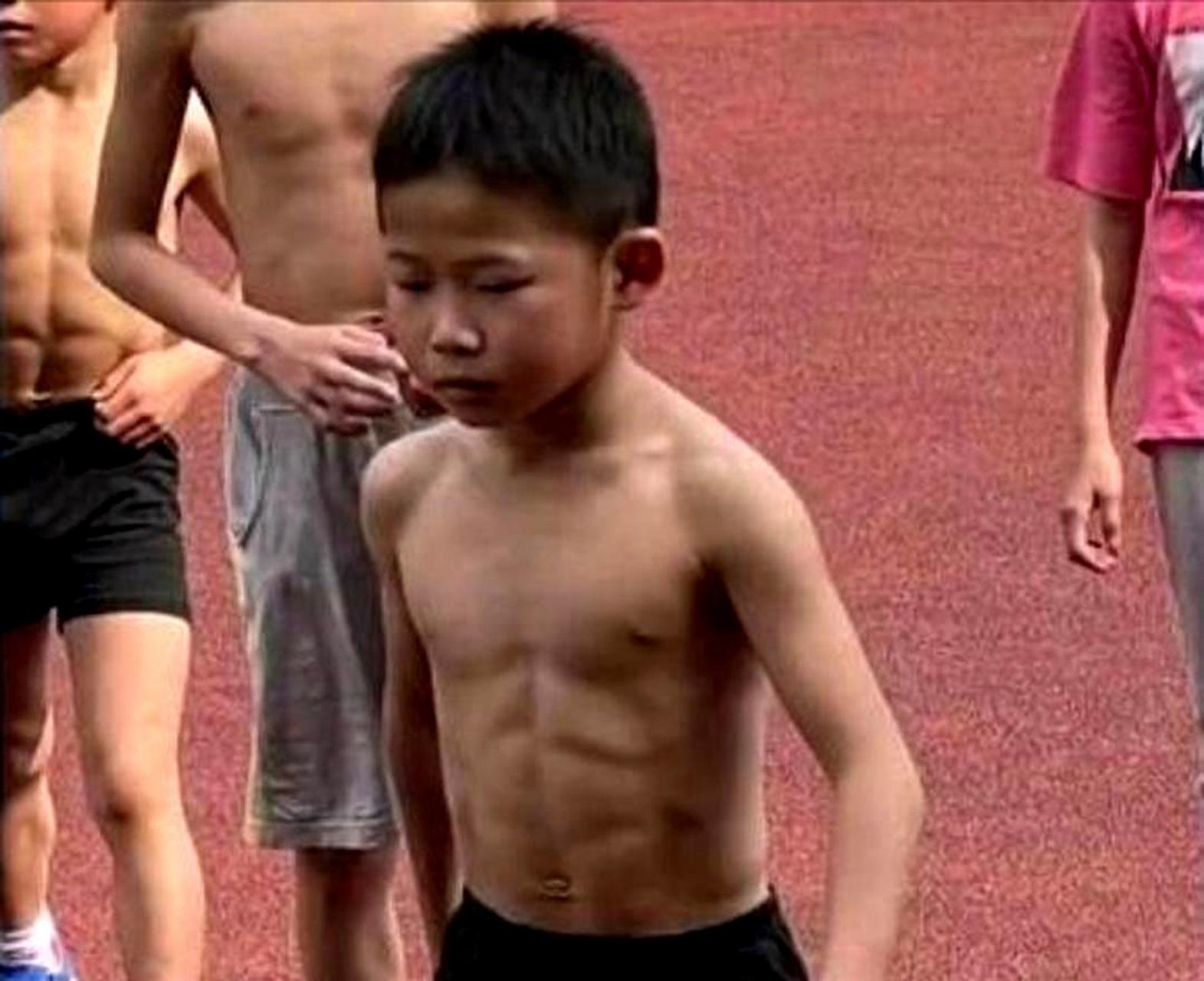 小小少年的漂亮肌肉,让男国足相形见绌,实在丢人.