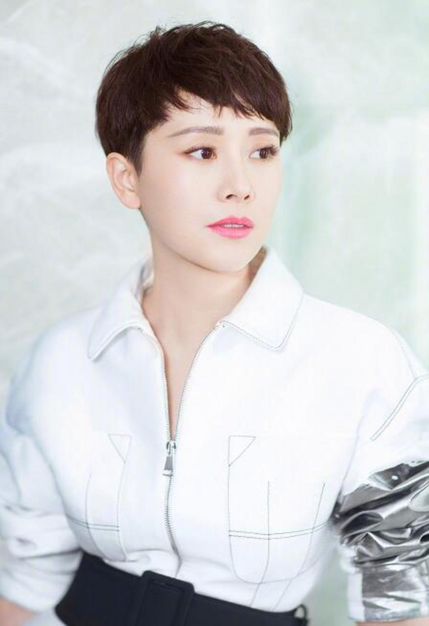 海清一身白裙,白色立领搭配标志性的短发,个性自然