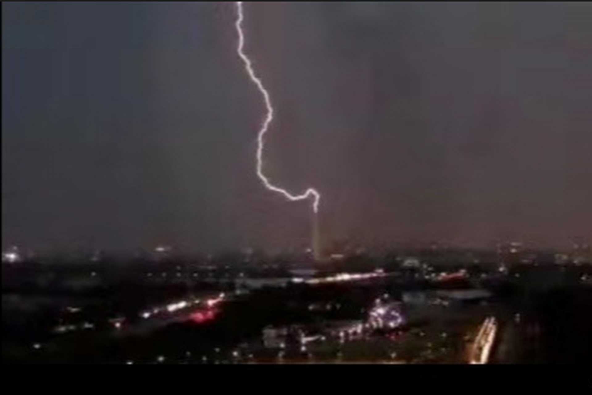 美国国旗遭雷击# 华盛顿纪念碑遭雷劈,两名在白宫附近执勤的士兵遭