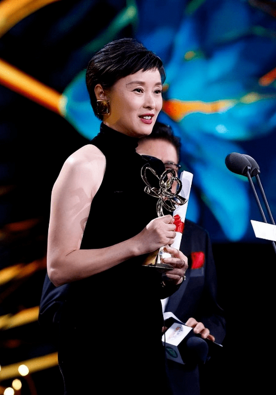 前不久拍到了吴越和蒋勤勤两个人同框的照片,果真两个人之间还是有