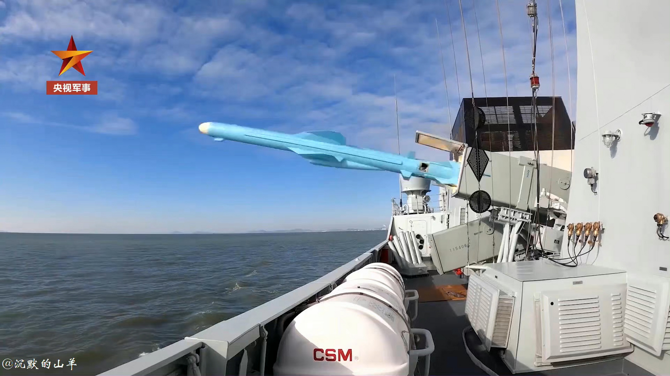 国产鹰击-83反舰导弹发射时的图片,看图片中的细节,可以看到这是两种