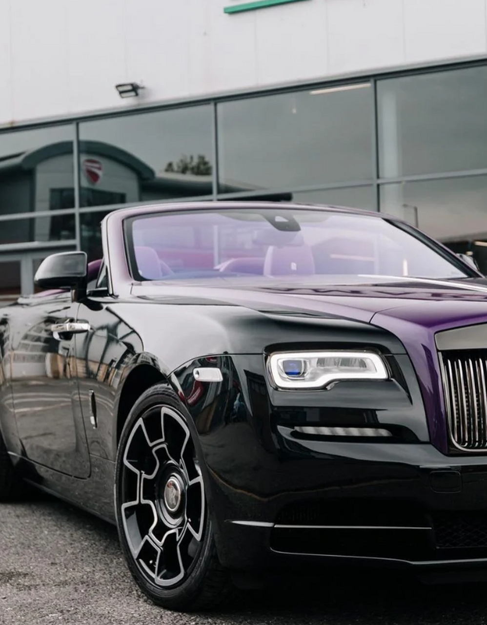 今天给大家分享一款低调奢华的有钱人玩具——劳斯莱斯dawn black