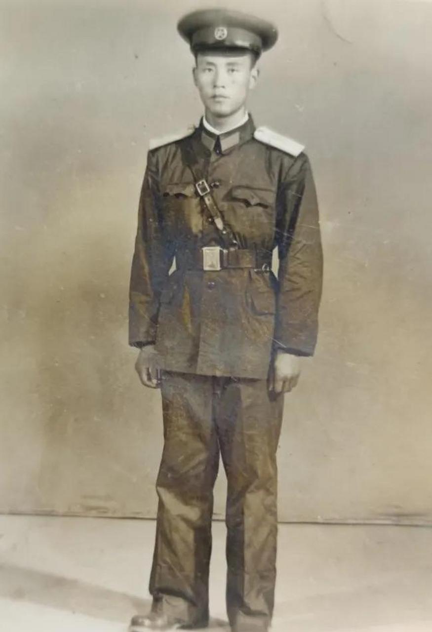 百家号星火计划# 50年代军人老照片:一如那喷血的朝阳,你用生命书写