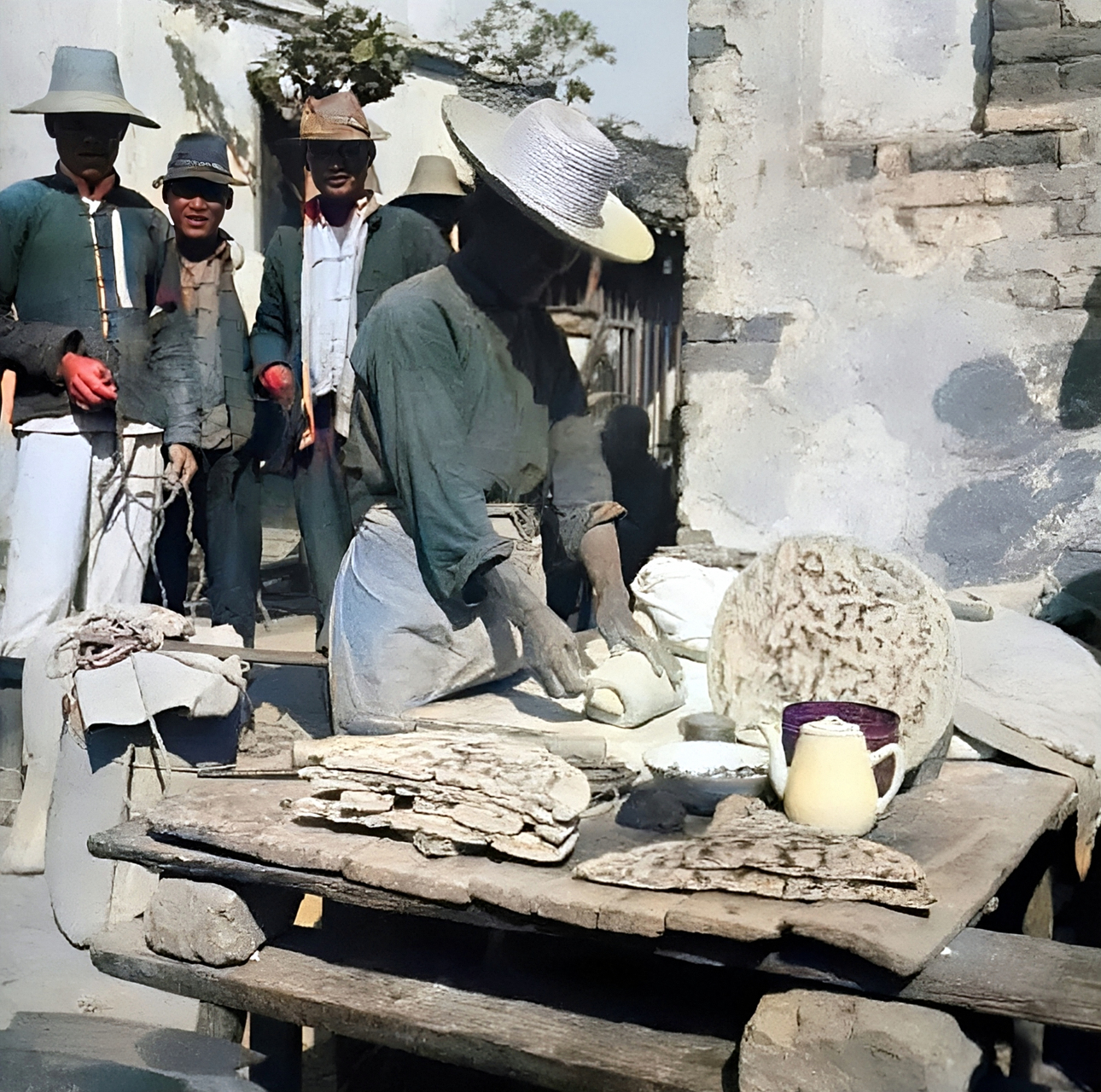 老太太周围站满了人,都在观看她制作蒸儿糕