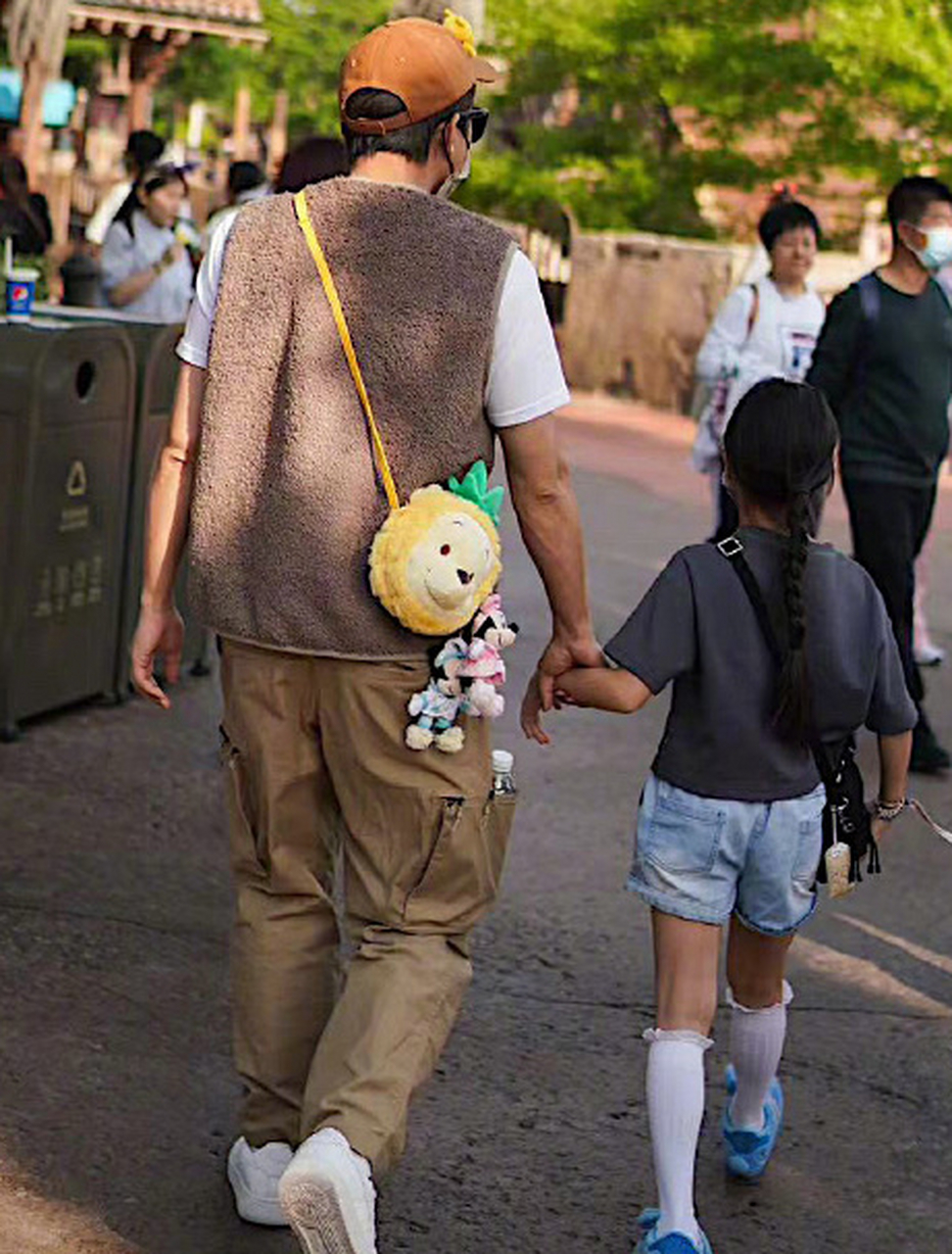 孙俪晒假期游玩照 和邓超带儿女游迪士尼温馨有爱